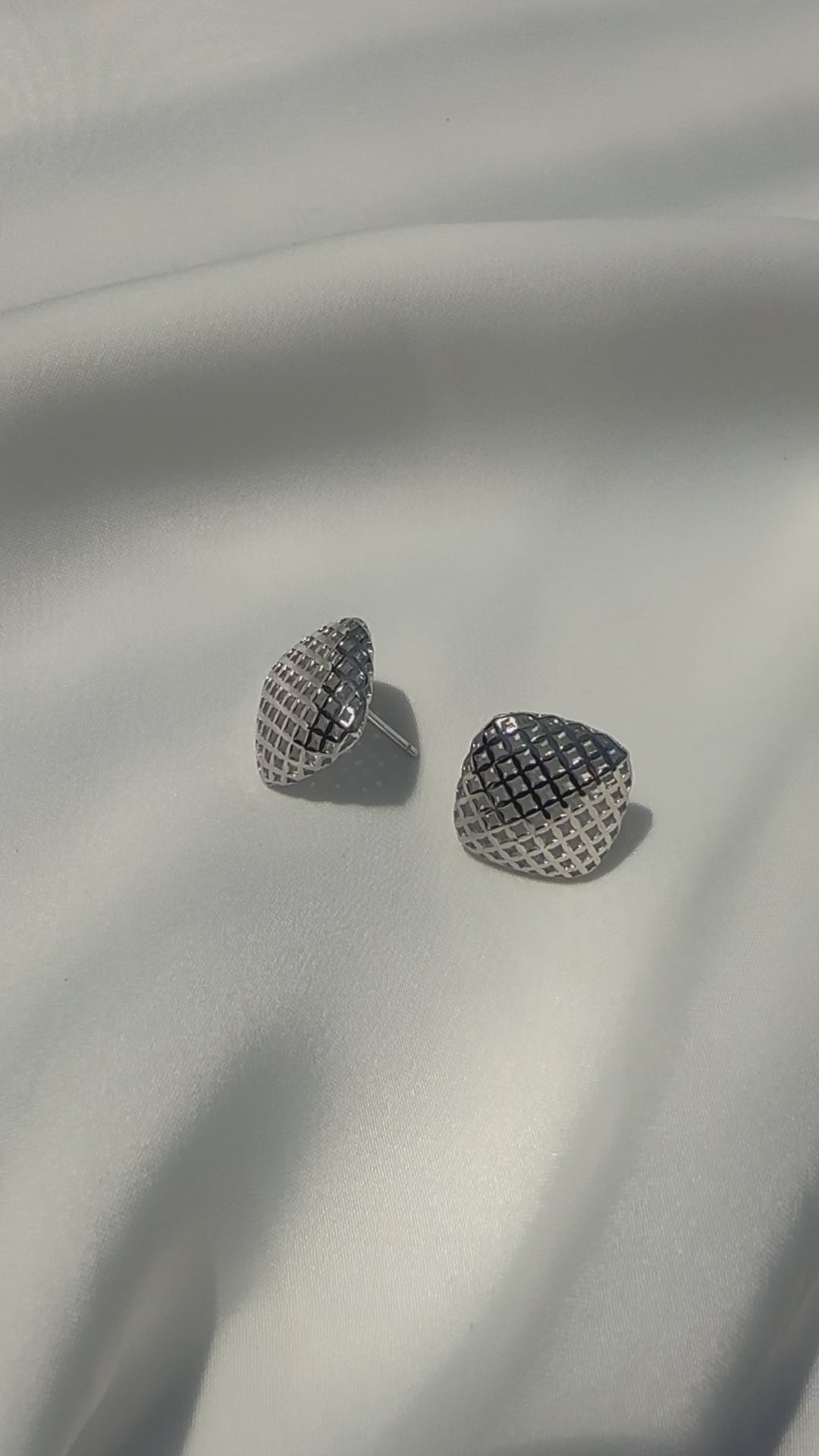 Nova Mesh Studs