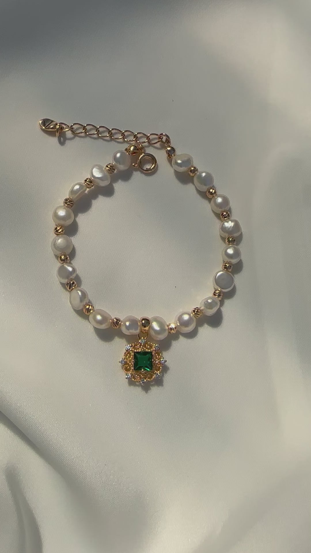 Emerald Aura Pearl Bracelet